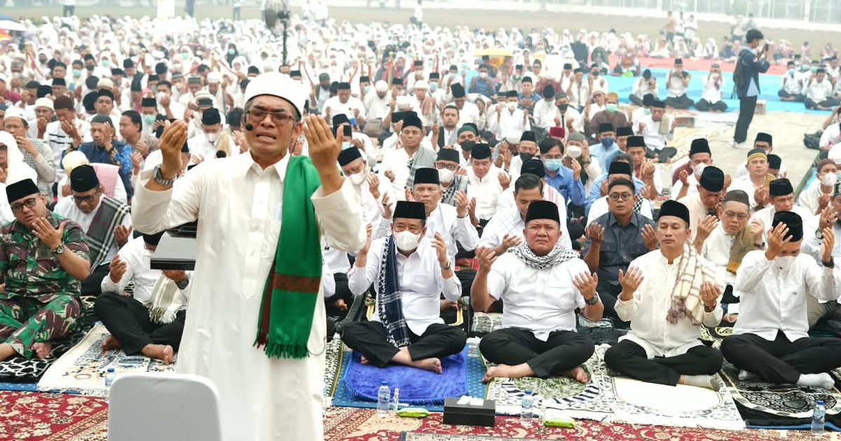 Salat Istisqa di Griya Agung, Herman Deru Ajak Masyarakat Hadapi Karhutla dengan Gotong Royong