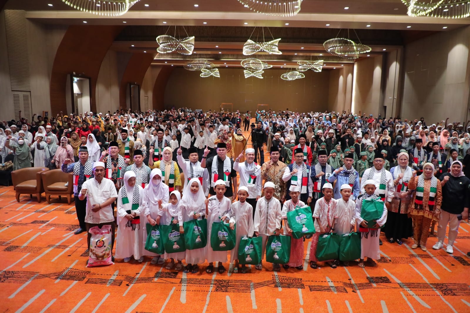 Sebanyak 1000 Anak Yatim Piatu di Palembang Berdoa Untuk Palestina, Ratu Dewa: Kita juga Kirimkan Bantuan