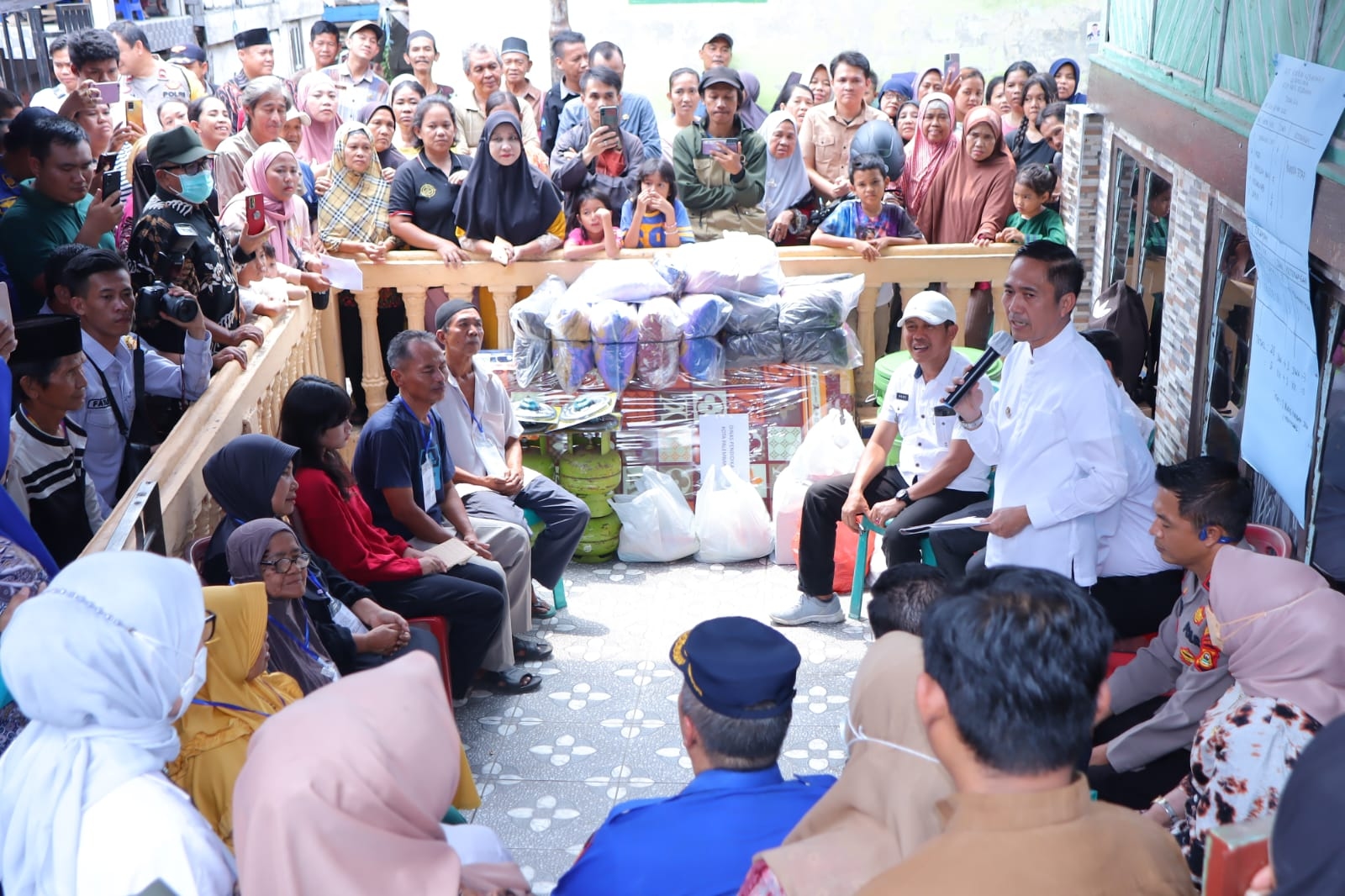 Kunjungi Lokasi Kebakaran, Ratu Dewa Janjikan Permudah Urusan Dokumen Kependudukan