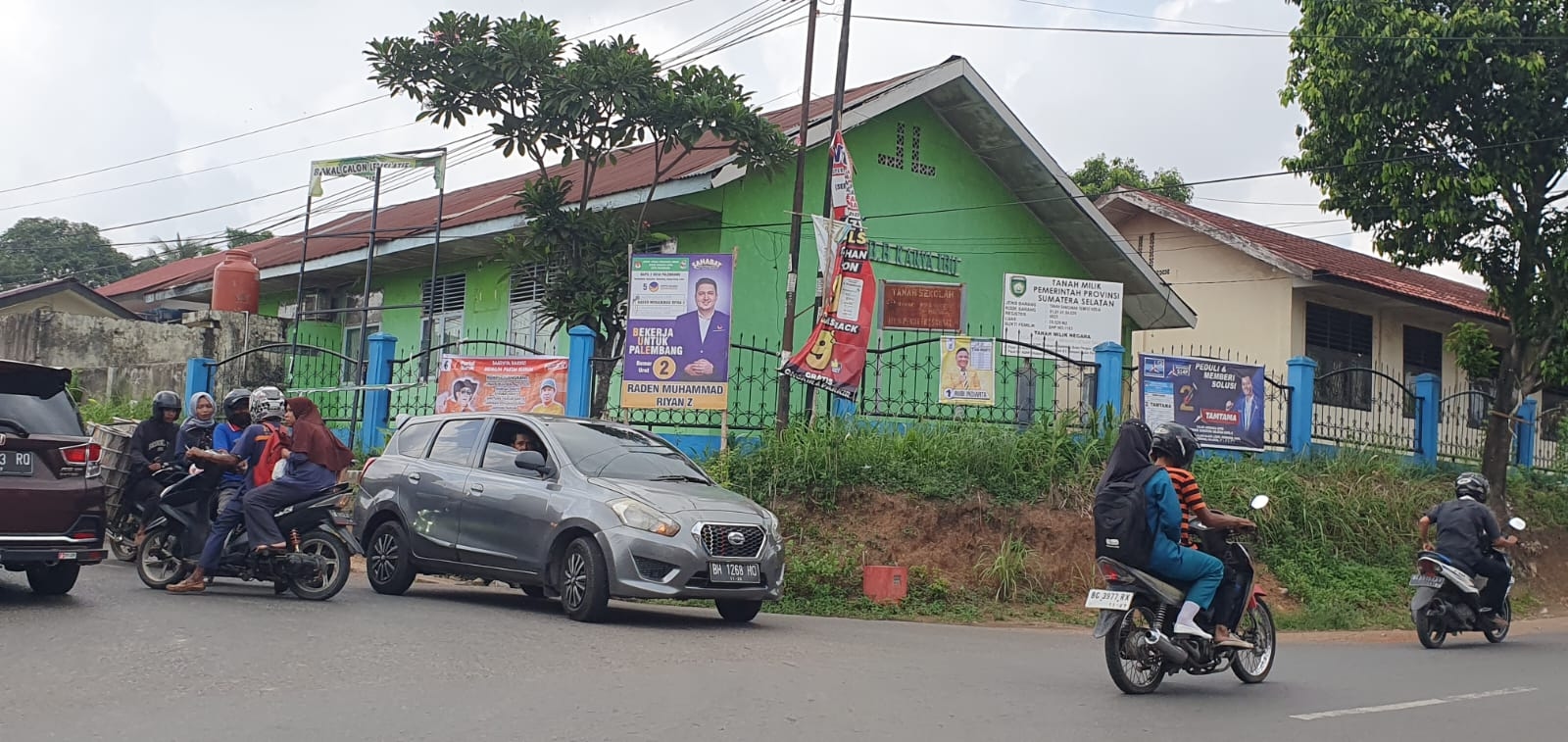 Caleg Nakal Pasang Poster Kampanye di Pagar Sekolahan