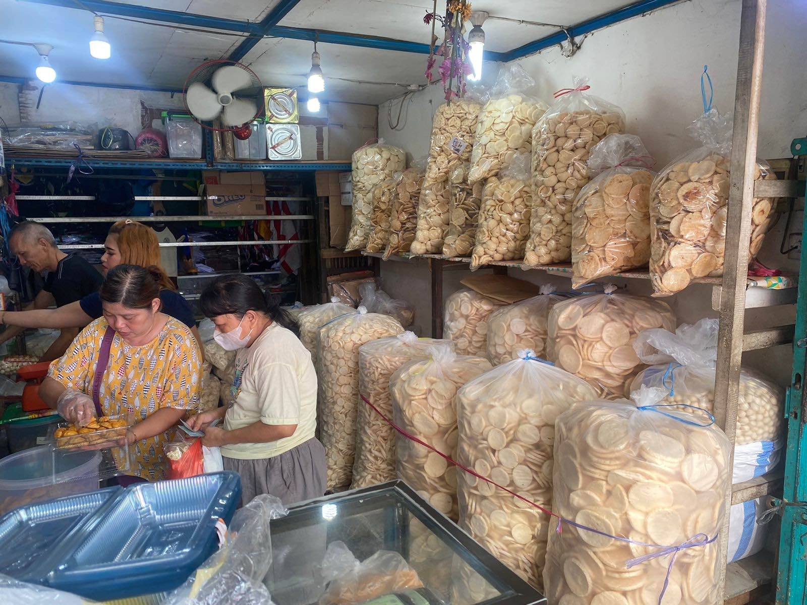 Renyah dan Berkualitas, Berikut 3 Rekomendasi Toko Kerupuk dan Kemplang Terbaik di Palembang