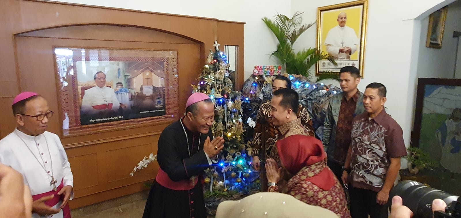 Pj Gubernur Sumsel Silaturhami Natal ke Kediaman Uskup Agung Palembang