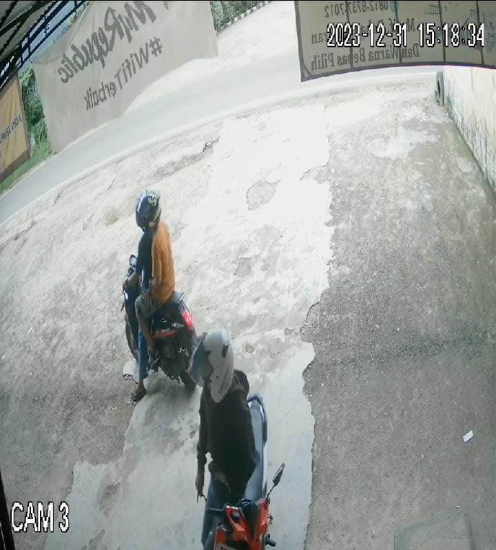 Terekam CCTV, Tak Sampai 5 menit, Pelaku Curanmor Berhasil Larikan Motor di Sebuah Toko di Palembang
