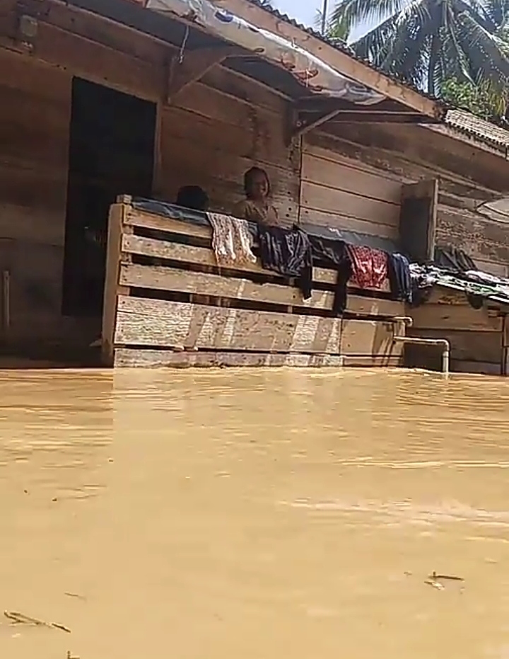 6000 Paket Makanan Disalurkan ke Korban Banjir Muratara Sumsel