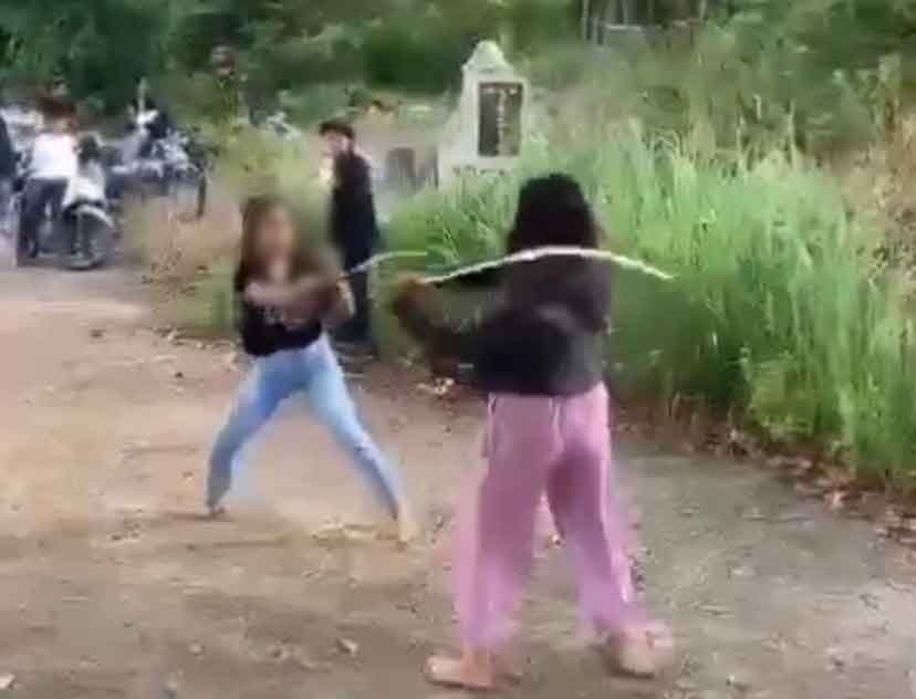 VIRAL! Video Perkelahian Dua Remaja Putri Bersenjata Celurit, Polisi: Sedang Diselidiki Tim Opsnal Satreskrim Palembang