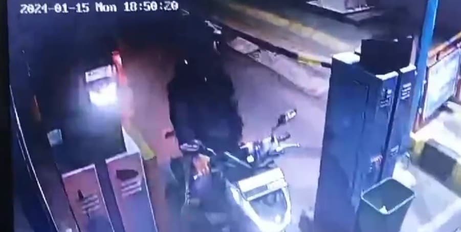 Seorang Guru Jadi Korban Pencurian Motor Saat Parkir di Kawasan JSC Palembang, Aksi Pencuri Terekam CCTV