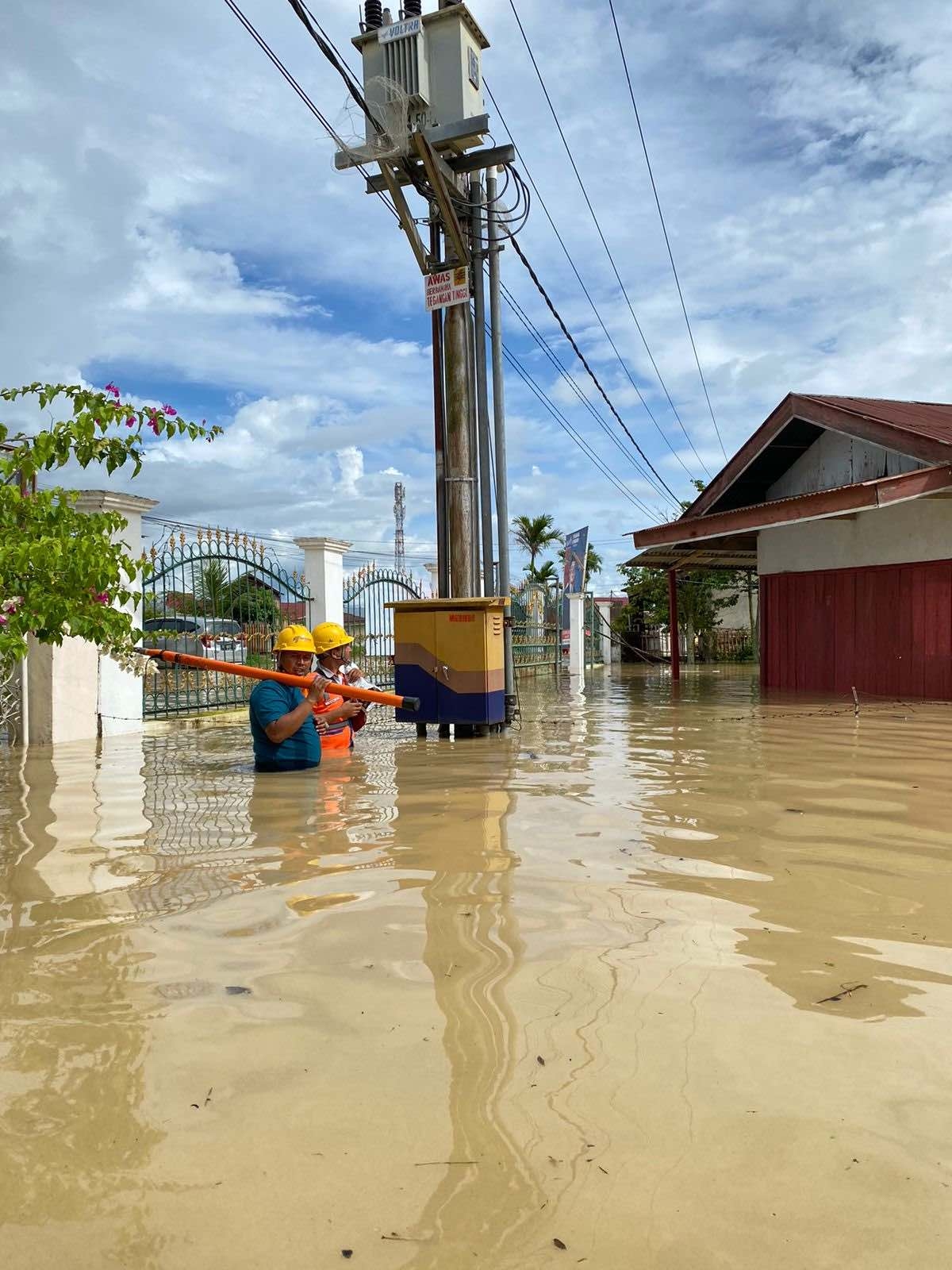 PLN Pulihkan Listrik di Muratara dan Musi Banyuasin yang Terdampak Banjir