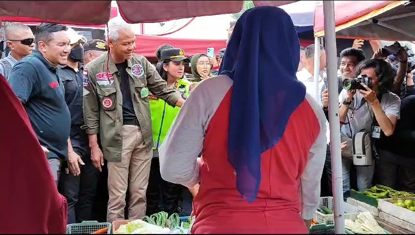 Ganjar Pranowo Blusukan ke Pasar Palimo Palembang, Soroti Kenaikan Harga Sembako