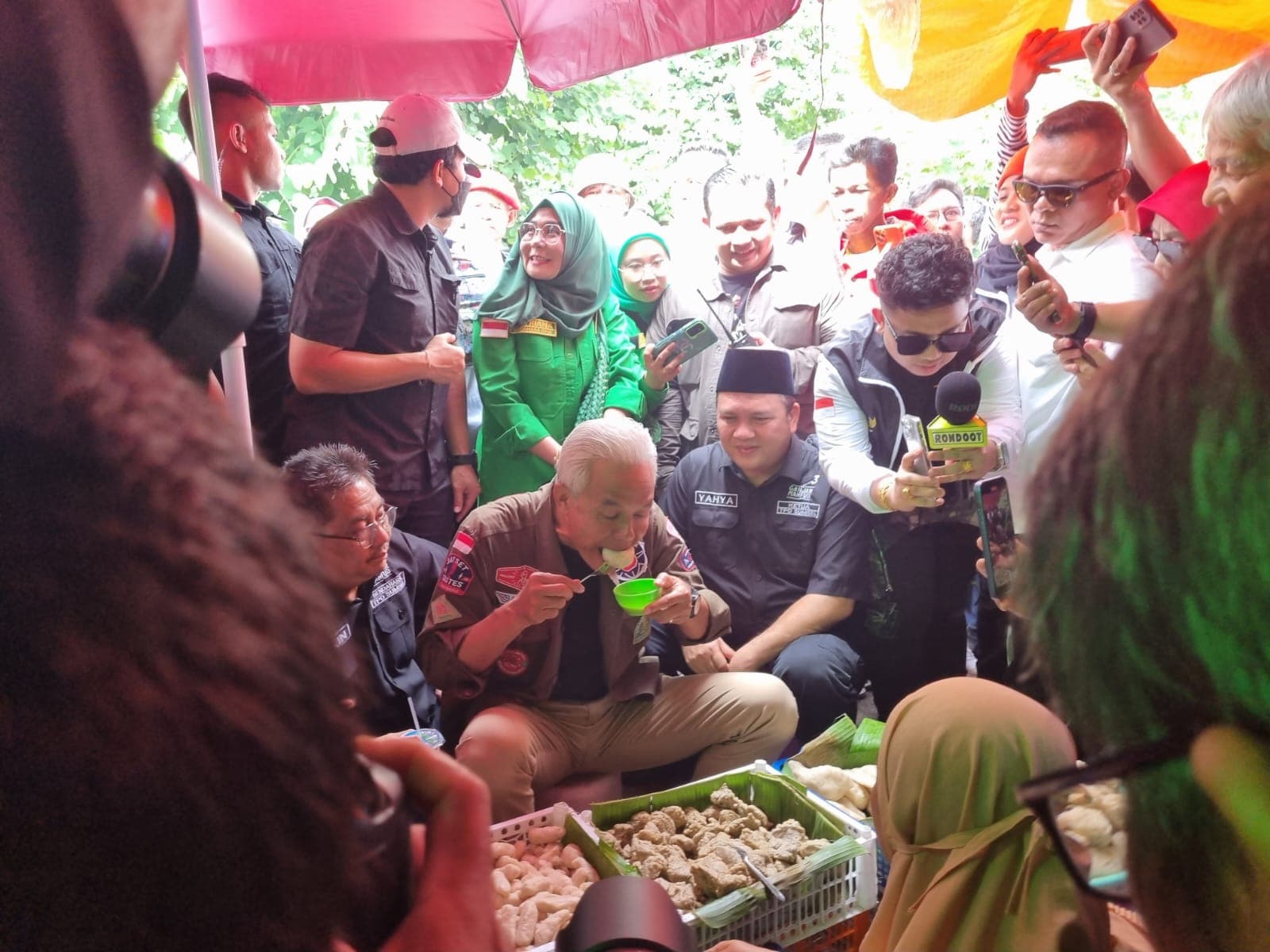 Sambangi Pasar 16 Ilir Palembang, Ganjar Pranowo Cicipi Pempek Pedagang Kaki Lima