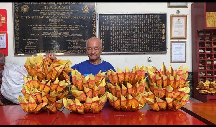Mengintip Persiapan Kemeriahan Imlek di Palembang, Klenteng Gie Hap Bio Siapkan Ratusan Kertas Sembayang Berbentuk Bunga Teratai