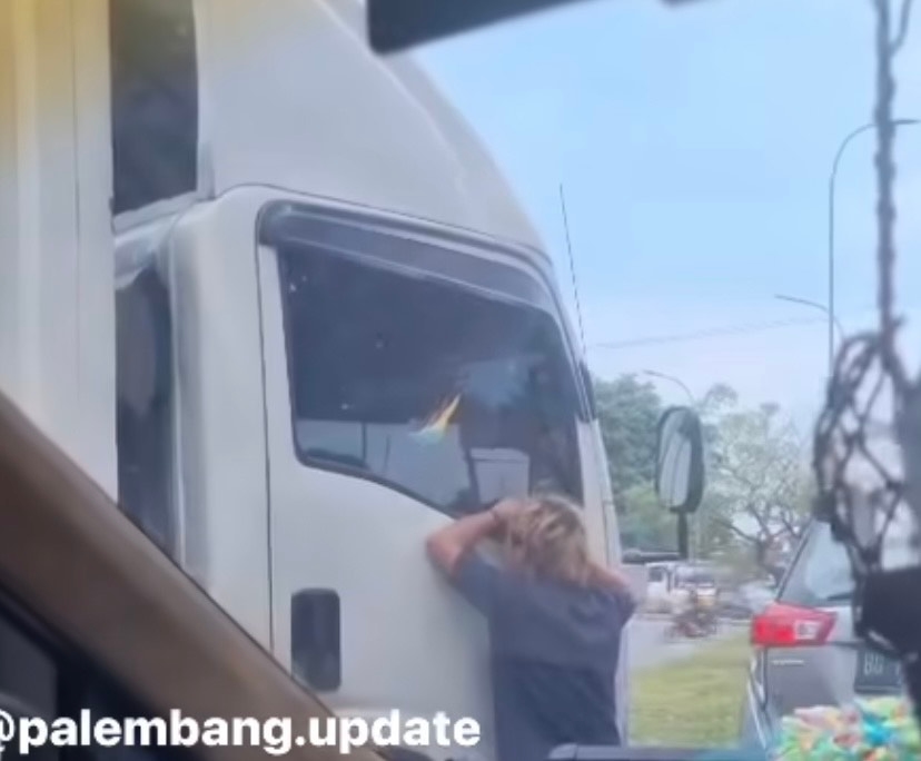 Viral Lagi, Aksi Pemalakan di Simpang Empat Lampu Merah Keramasan Kertapati Palembang