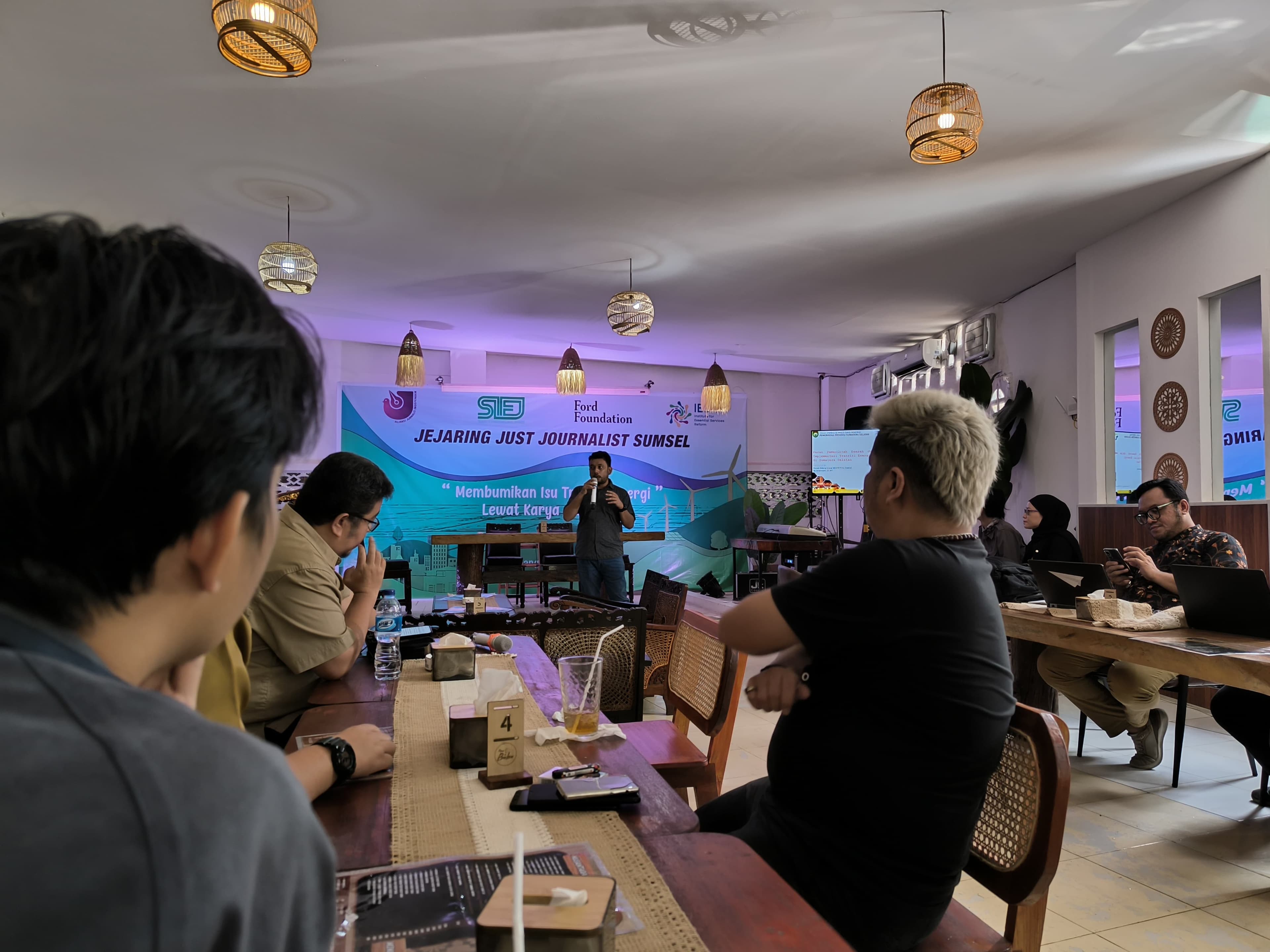 Strategi Jurnalis Menghadapi Tantangan Isu Transisi Energi: Optimalisasi Peran Media dan Jejaring Jurnalis Energi