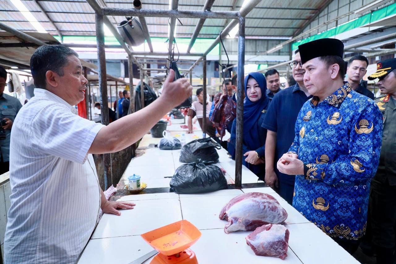 Jelang Ramadhan, Pj Gubernur Agus Fatoni Cek Harga Sembako di Pasar Palembang