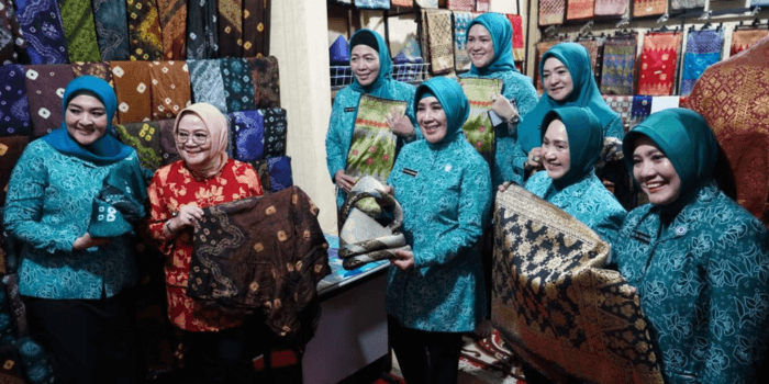 Ketum TP PKK Tri Tito Karnavian Sambangi Museum Al-Qur’an Al-Akbar Gandus Didampinggi Pj Ketua TP PKK Sumsel Tyas Fatoni