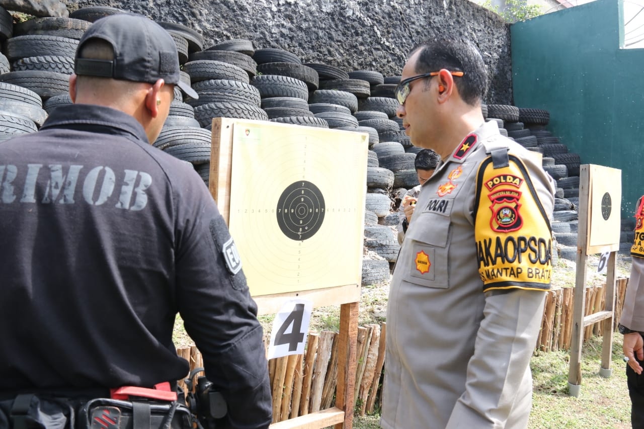 Asah Kemampuan, Petinggi Polda Sumsel Latihan Menembak