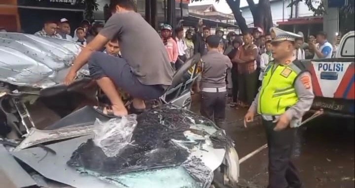 Mobil di Palembang Tabrak Pohon, 1 Meninggal dan 5 Luka-luka