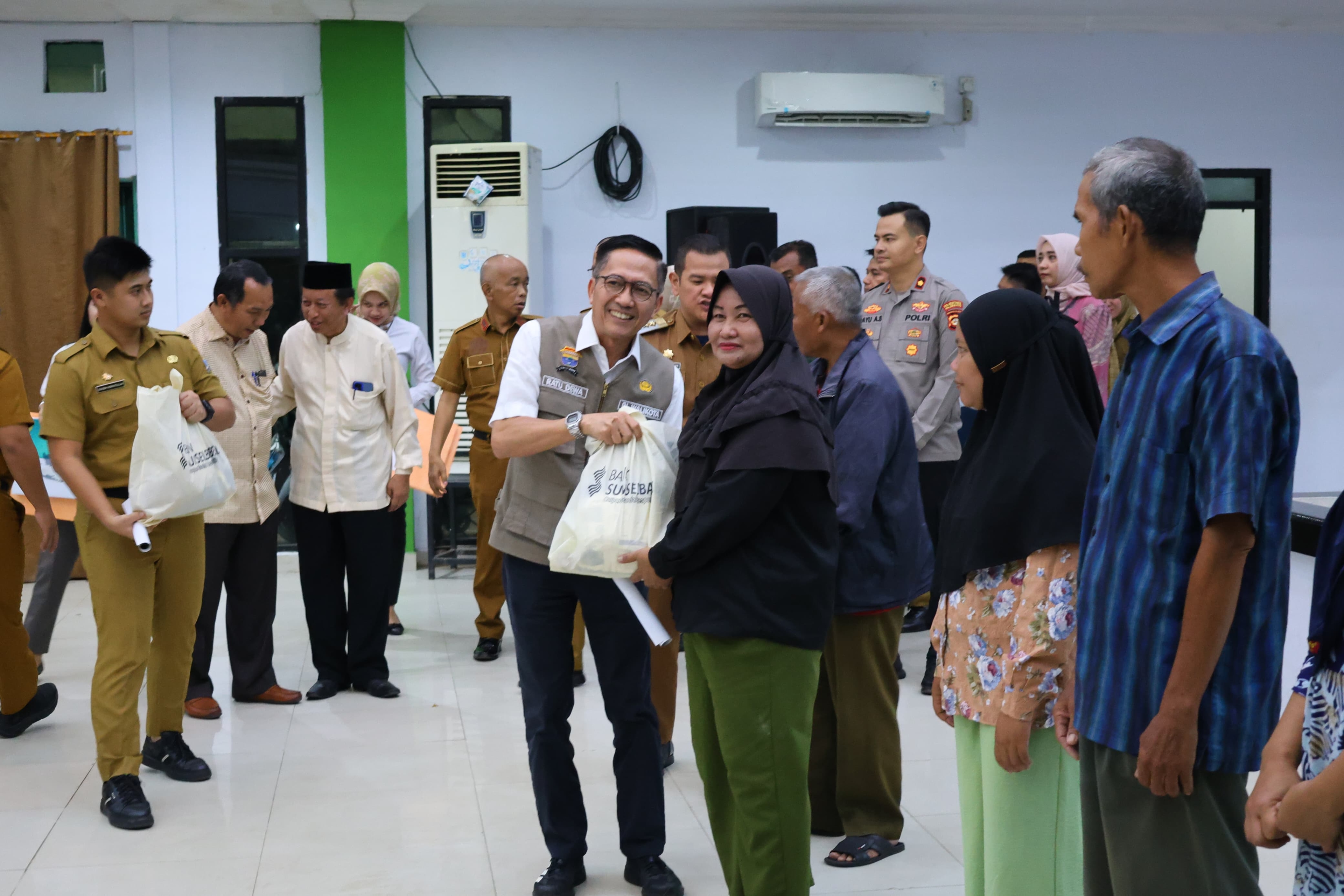 Demi Capai KIS 100 Persen, Ratu Dewa Terus Jemput Bola dan Bagikan Sembako