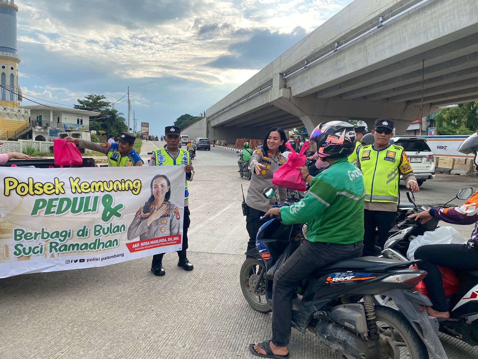 Bentuk Kepedulian, Polsek Kemuning Bagikan Takjil ke Masyarakat Palembang