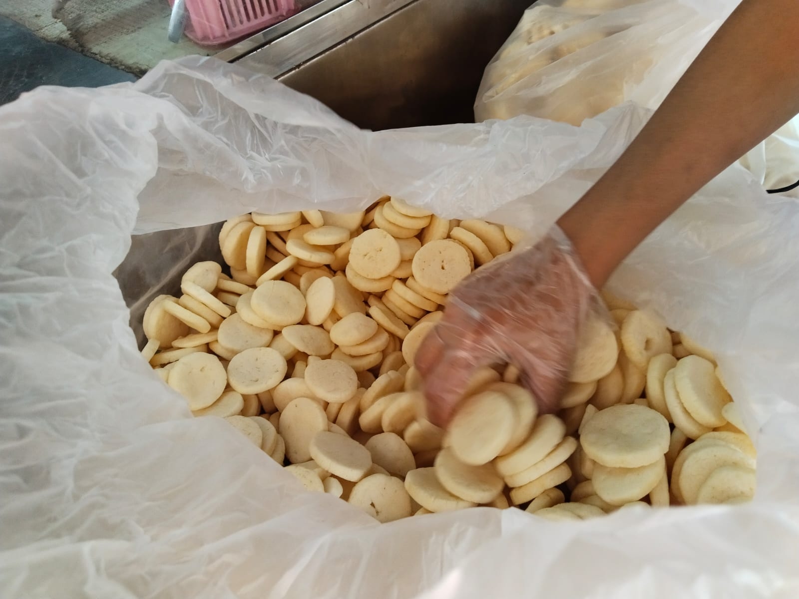 Jelang Lebaran Idul Fitri 2024 Pesanan Kerupuk Kemplang di Palembang Meningkat