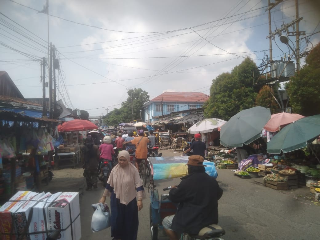Jelang Lebaran Pasar 7 Ulu Klinik Palembang Dipadati Pengunjung, Jalanan Macet