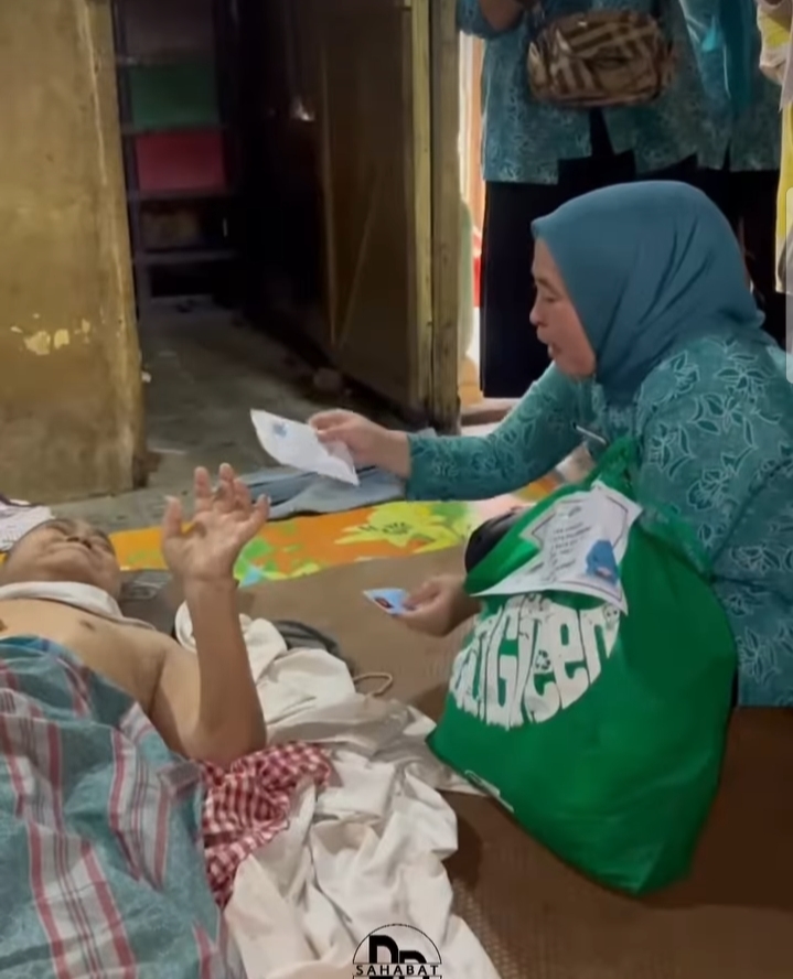 Prihatin, Lewat Istrinya Ratu Dewa Bantu Pengobatan Mamat Pria Tua yang Lumpuh di Palembang