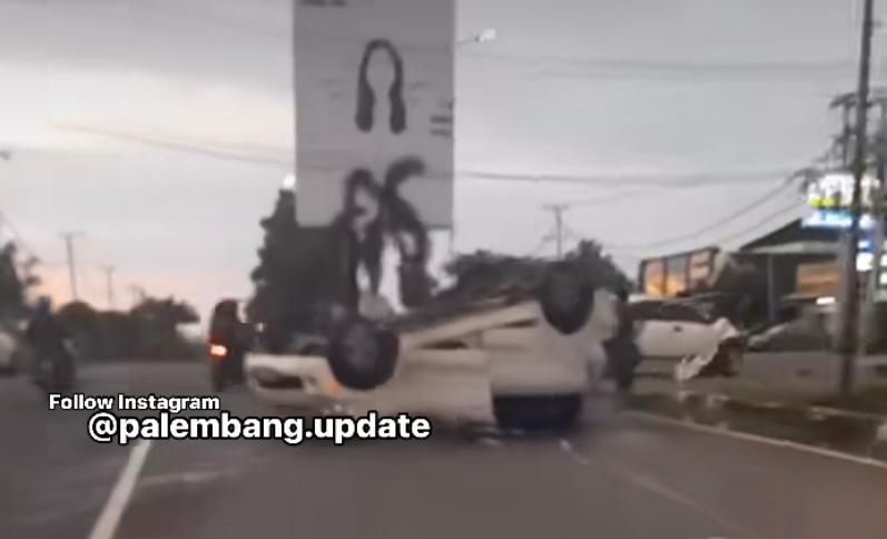Viral Dua Mobil Berwarna Putih di Palembang Kecelakaan Lalu Lintas, Polisi Sebut Penyebabnya