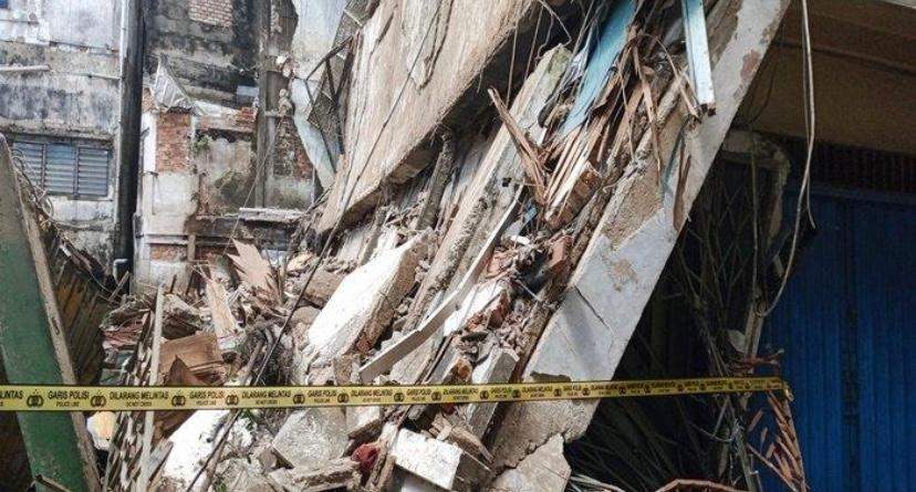 Ruko 3 Lantai Ambruk di Palembang, Warga Berhamburan Keluar Rumah, Tak Ada Korban Jiwa