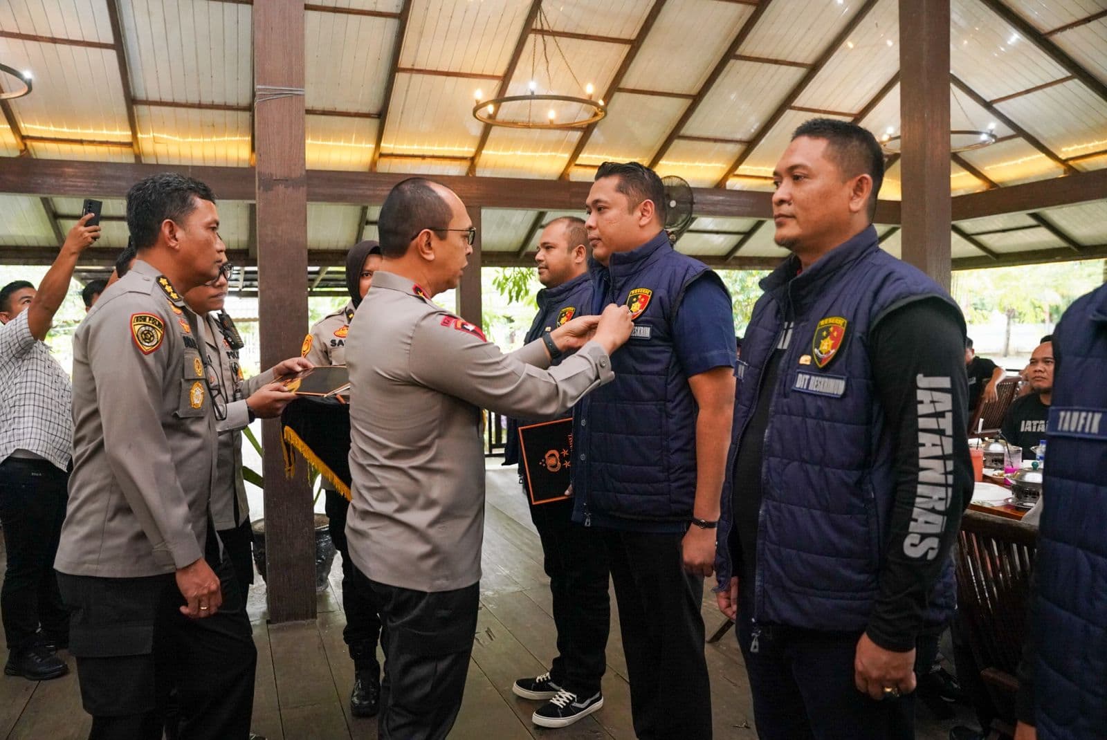 Kapolda Sumsel Beri Pin Emas dan Apresiasi Tim Penyidik Kasus Pembunuhan Ibu dan Anak di Palembang