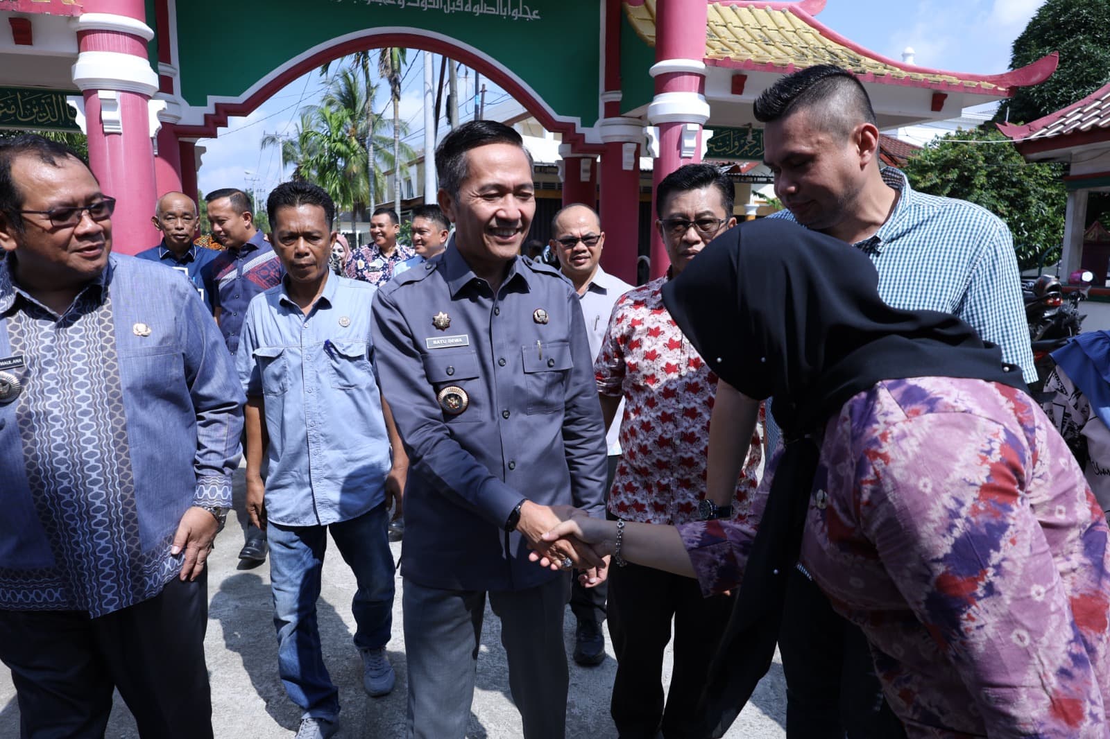 Semangat Warga Jakabaring Ramaikan Pembagian Sembako dan Layanan Dokumen Kependudukan Bersama Pj Walikota Ratu Dewa