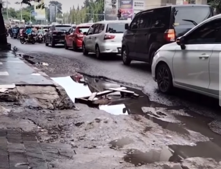 Lubang Besar di Jalan Protokol Palembang Bahayakan Pengguna Jalan, Warga Minta Segera Diperbaiki