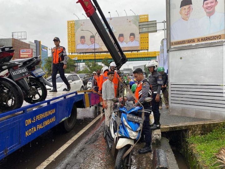 Parkir Liar di Depan PTC Mall, Puluhan Motor Diangkut Dishub Palembang