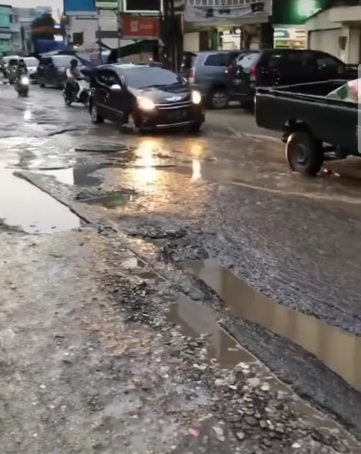 Viral Jalan Rusak Akibat Proyek IPAL, Ratu Dewa Langsung Turun ke Lokasi