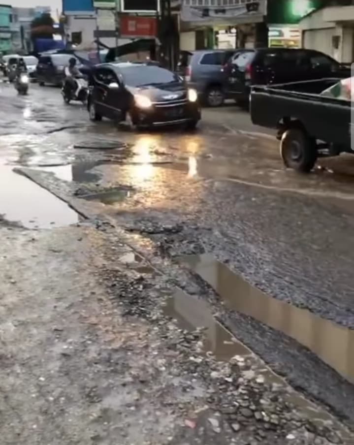 Viral Jalan Rusak Akibat Proyek IPAL, Ratu Dewa Langsung Turun ke Lokasi