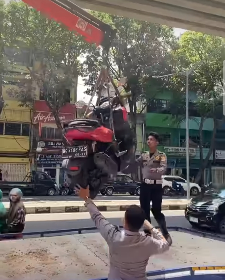 Puluhan Kendaraan Parkir Sembarangan di Bahu Jalan Ditertibkan Dishub Palembang