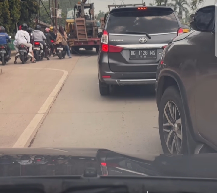 Kabel Listrik Putus Terjuntai di Jalan Bypass Alang-alang Lebar, Bahayakan Pengguna Jalan