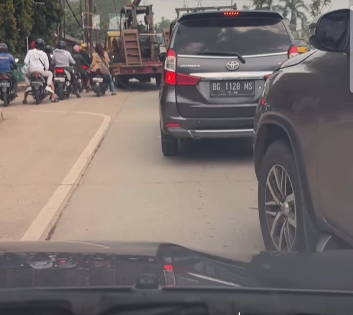 Kabel Listrik Putus Terjuntai di Jalan Bypass Alang-alang Lebar, Bahayakan Pengguna Jalan