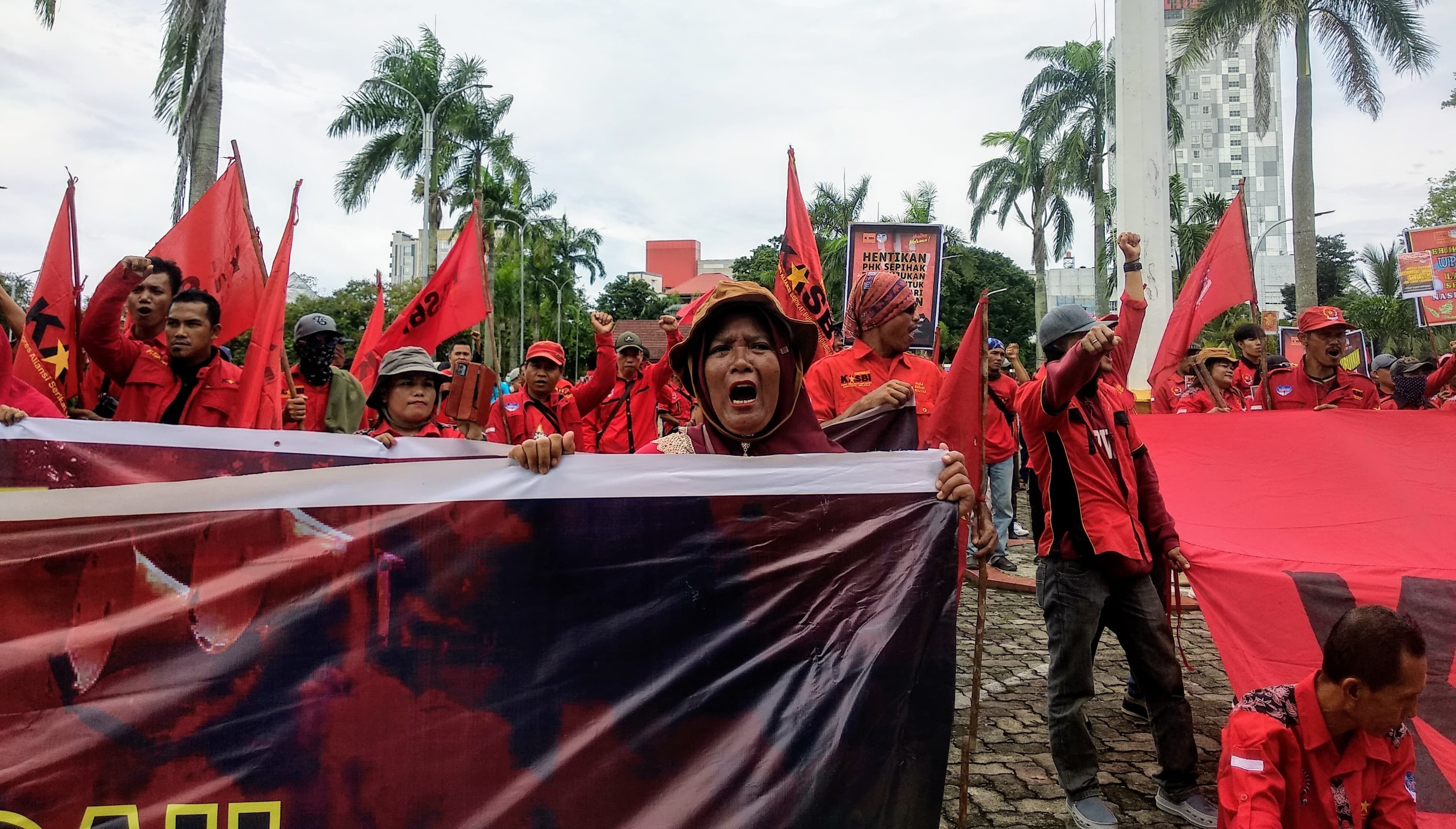 May Day, Buruh Sumsel Tolak Omnibus Law, Sistem Kerja Kontrak, dan PHK Sepihak!