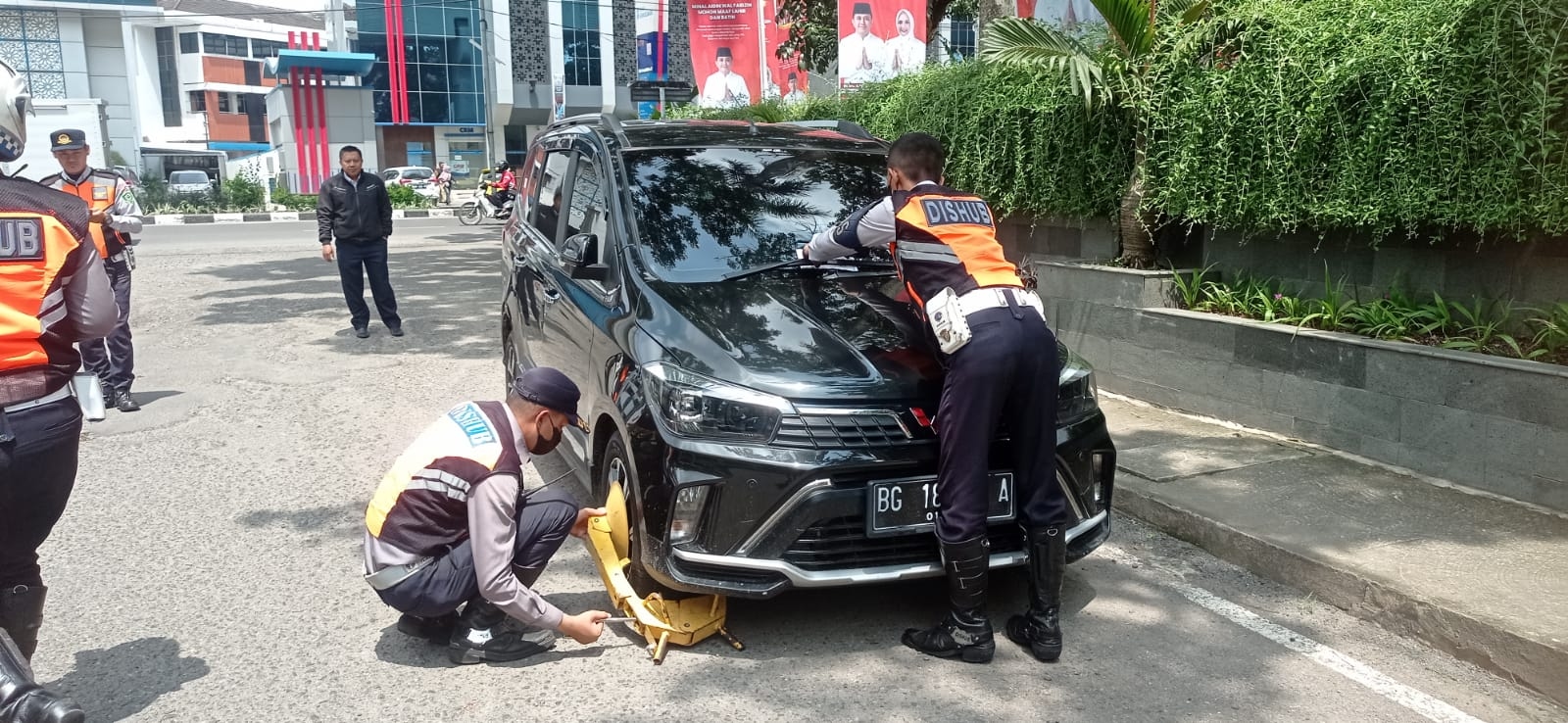 Penertiban Parkir Liar di Sekitar Kantor Gubernur Sumsel, Sejumlah Kendaraan Ditindak!