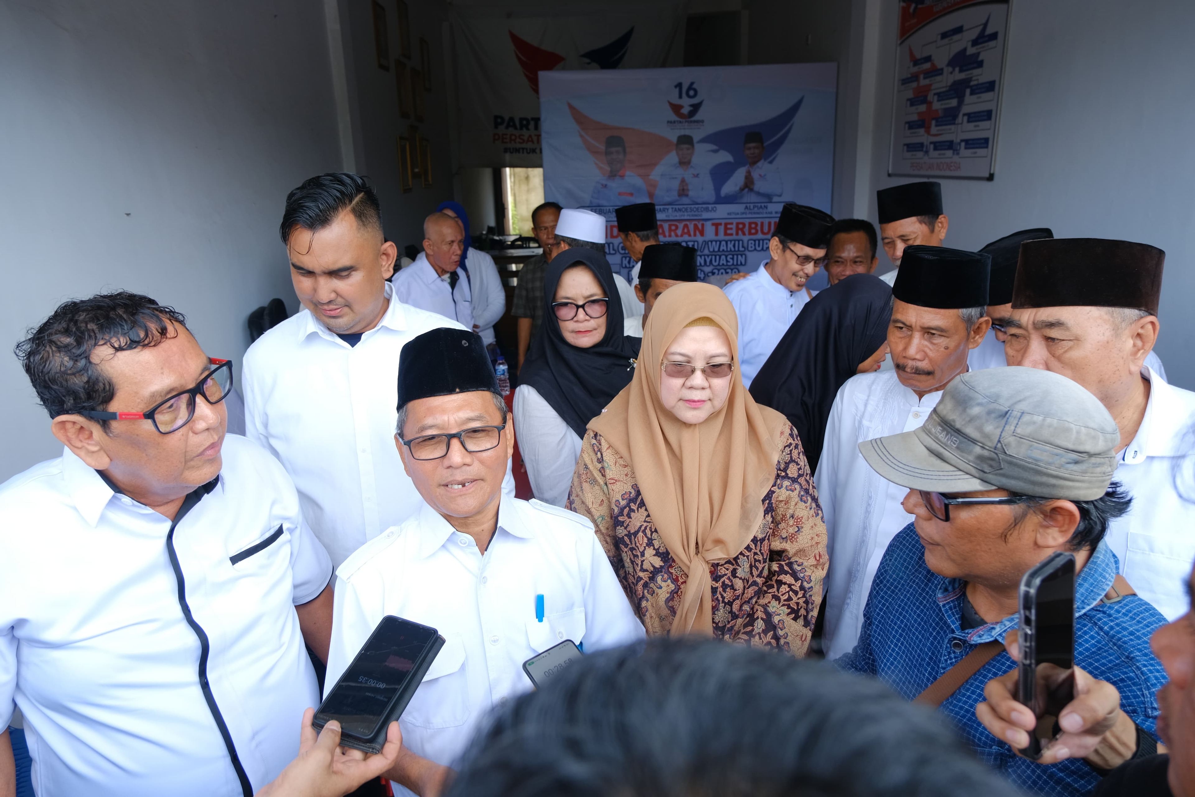 Keseriusan Apiyadi di Pilbup Muba Terus Didukung Sang Istri Tercinta