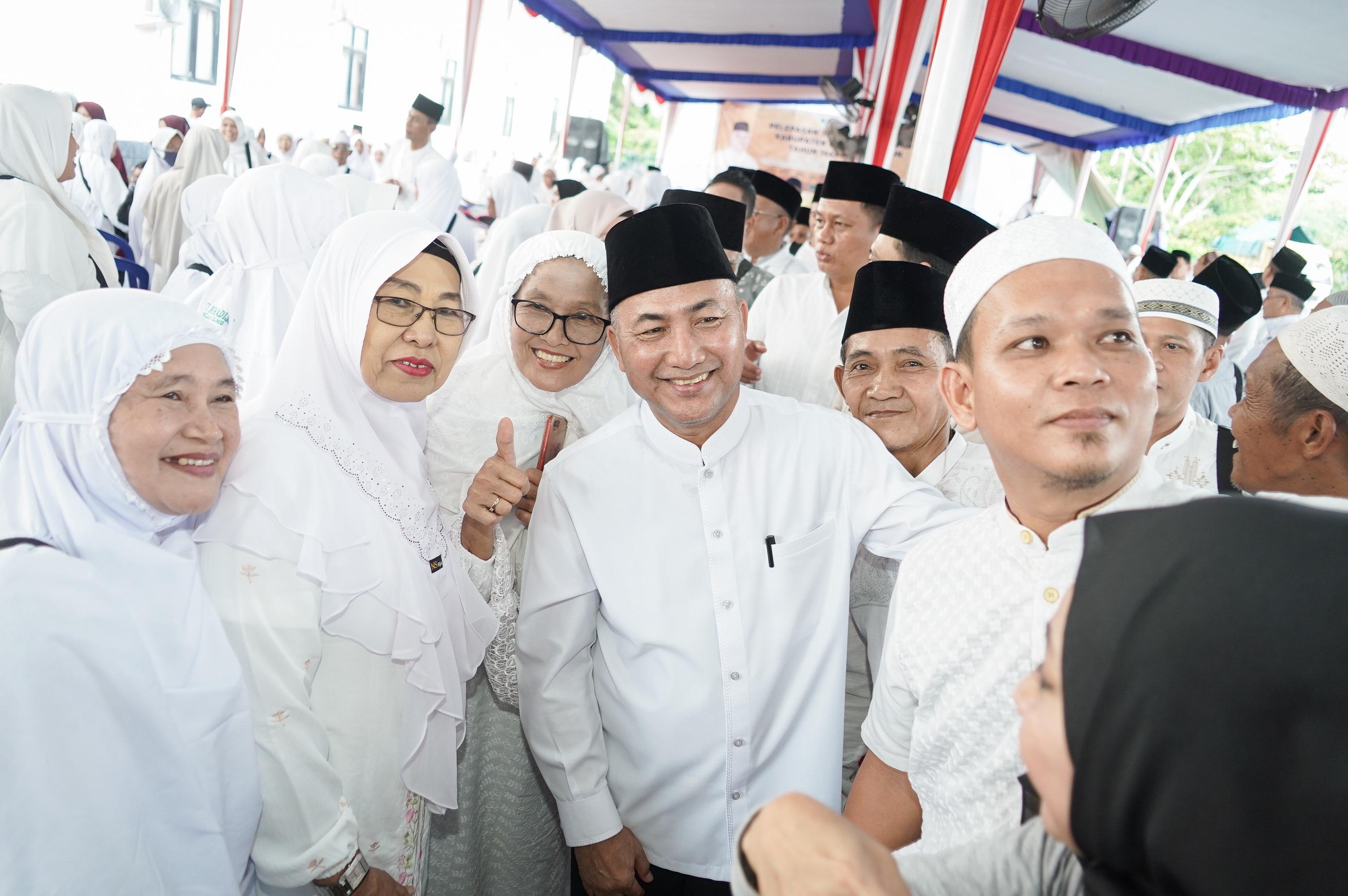 Apriyadi Rogoh Kocek Pribadi Beri Uang Saku Tambahan Rp1,2 Juta ke JCH Muba