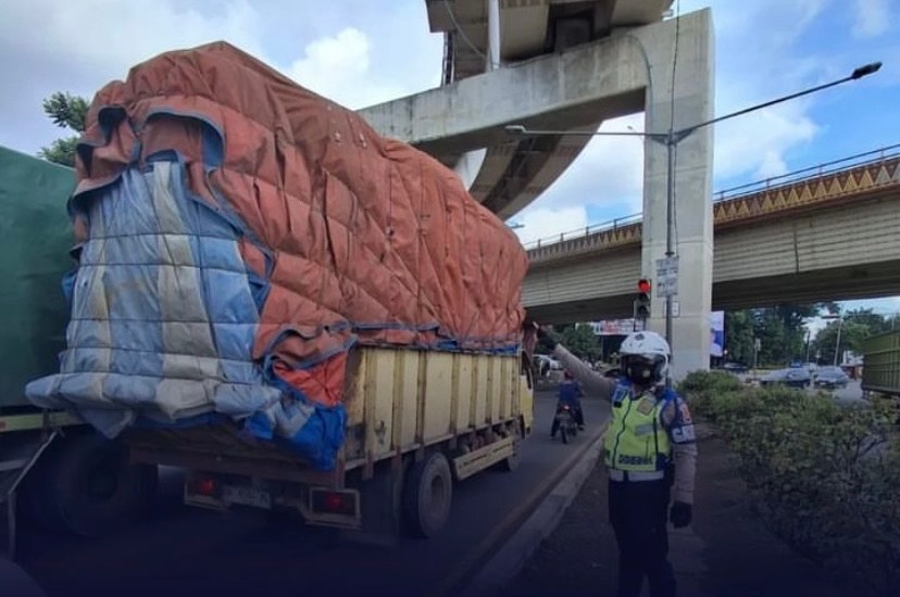 Meresahkan Warga, Polrestabes Palembang Razia Truk yang Melebihi Muatan