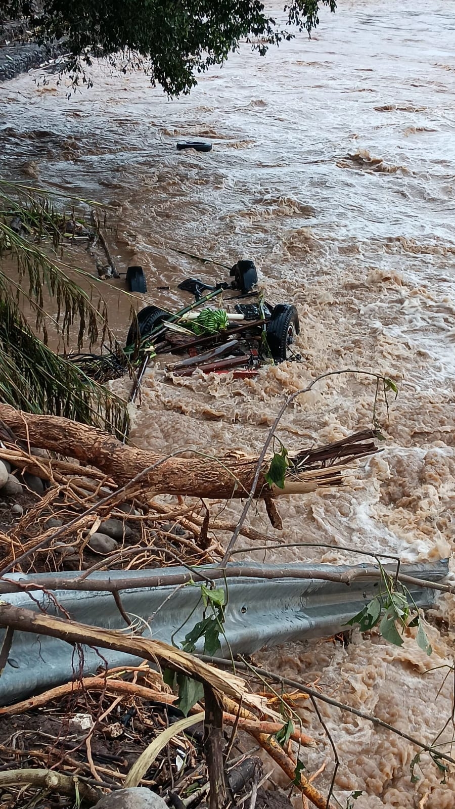 Banjir Bandang di OKU, 2 Kendaraan Terseret Arus dan 5 Penumpang Hanyut