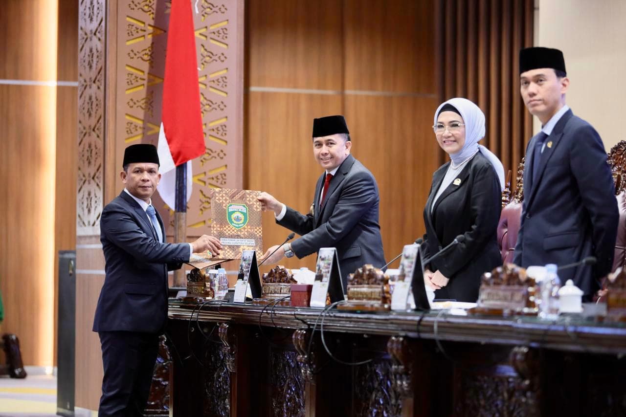 Pj Gubernur Agus Fatoni dan Ketua DPRD Sumsel Tandatangani Kesepakatan Tiga Raperda