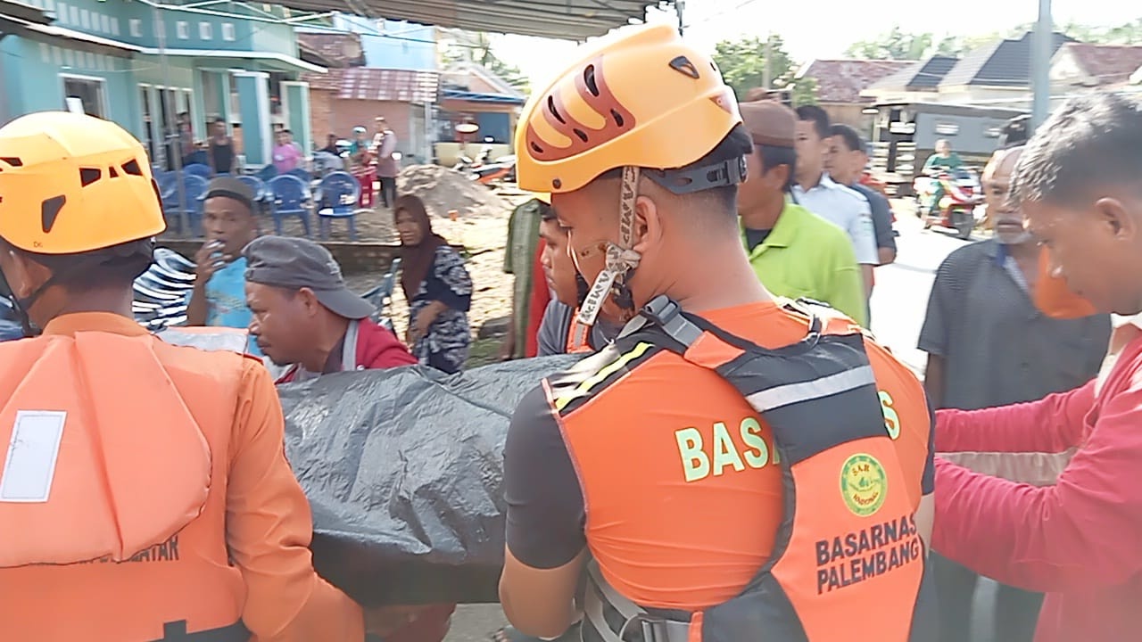 Jasad Hanafia Korban Tenggelam di Sungai Musi Ditemukan Tim SAR Gabungan tune share more_vert