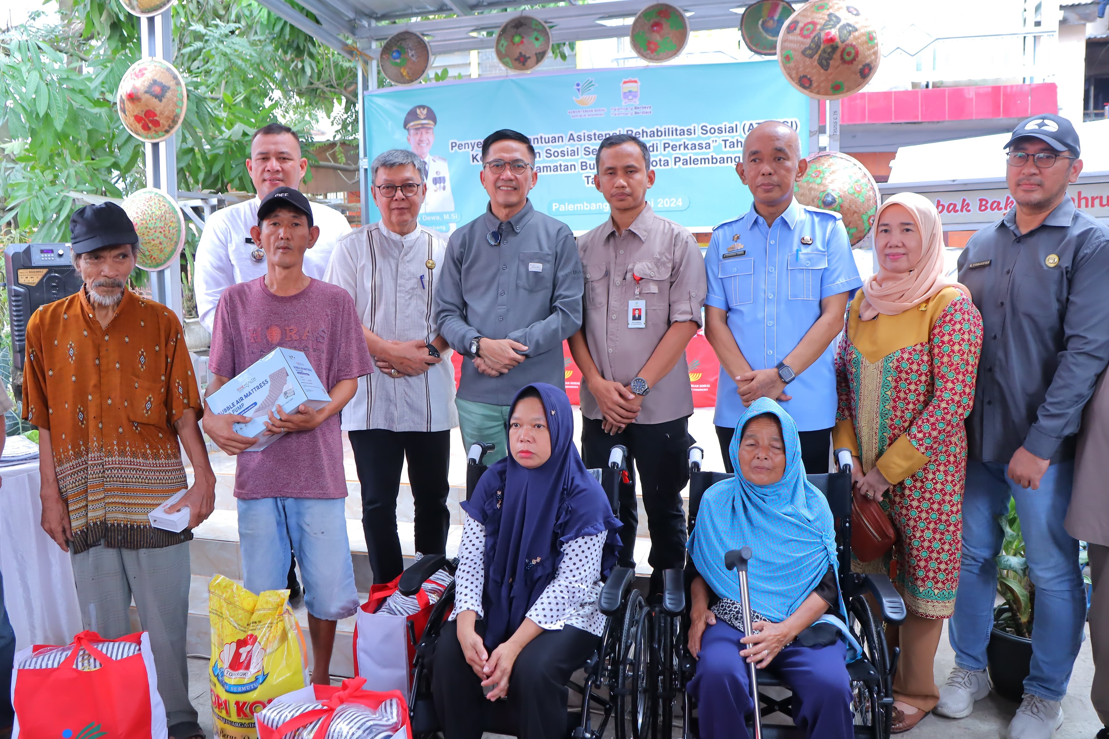 Pj Wali Kota Palembang, Berikan Alat Bantu Pendengaran dan Sembako untuk Penyandang Disabilitas