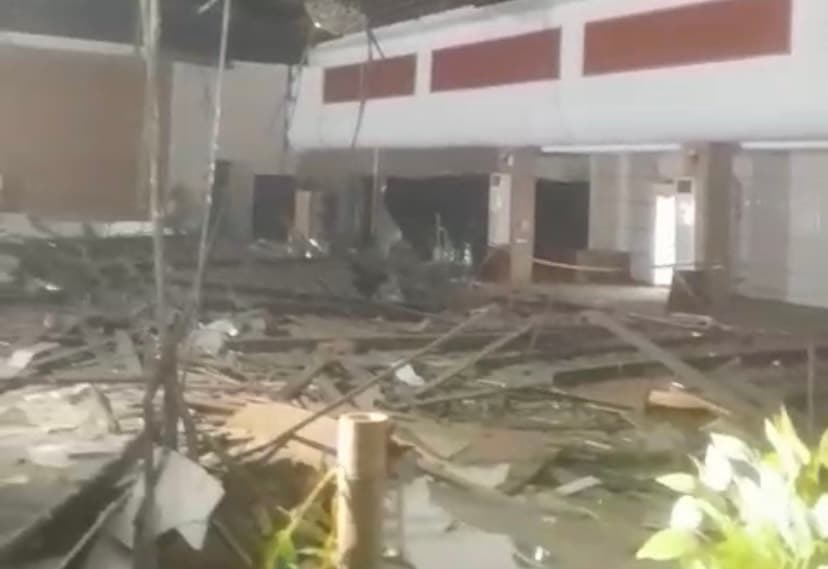 Viral! Gedung di Komplek Pertamina Plaju Palembang Ambruk