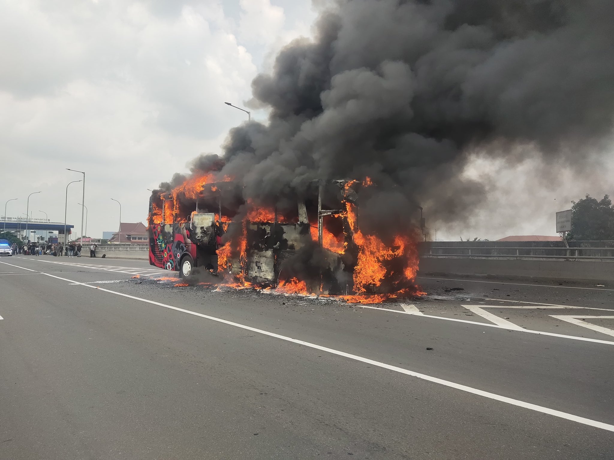 Bus Pariwisata Terbakar di Tol Wiyoto Wiyono, 54 Penumpang Selamat dan Rugi Ratusan Juta