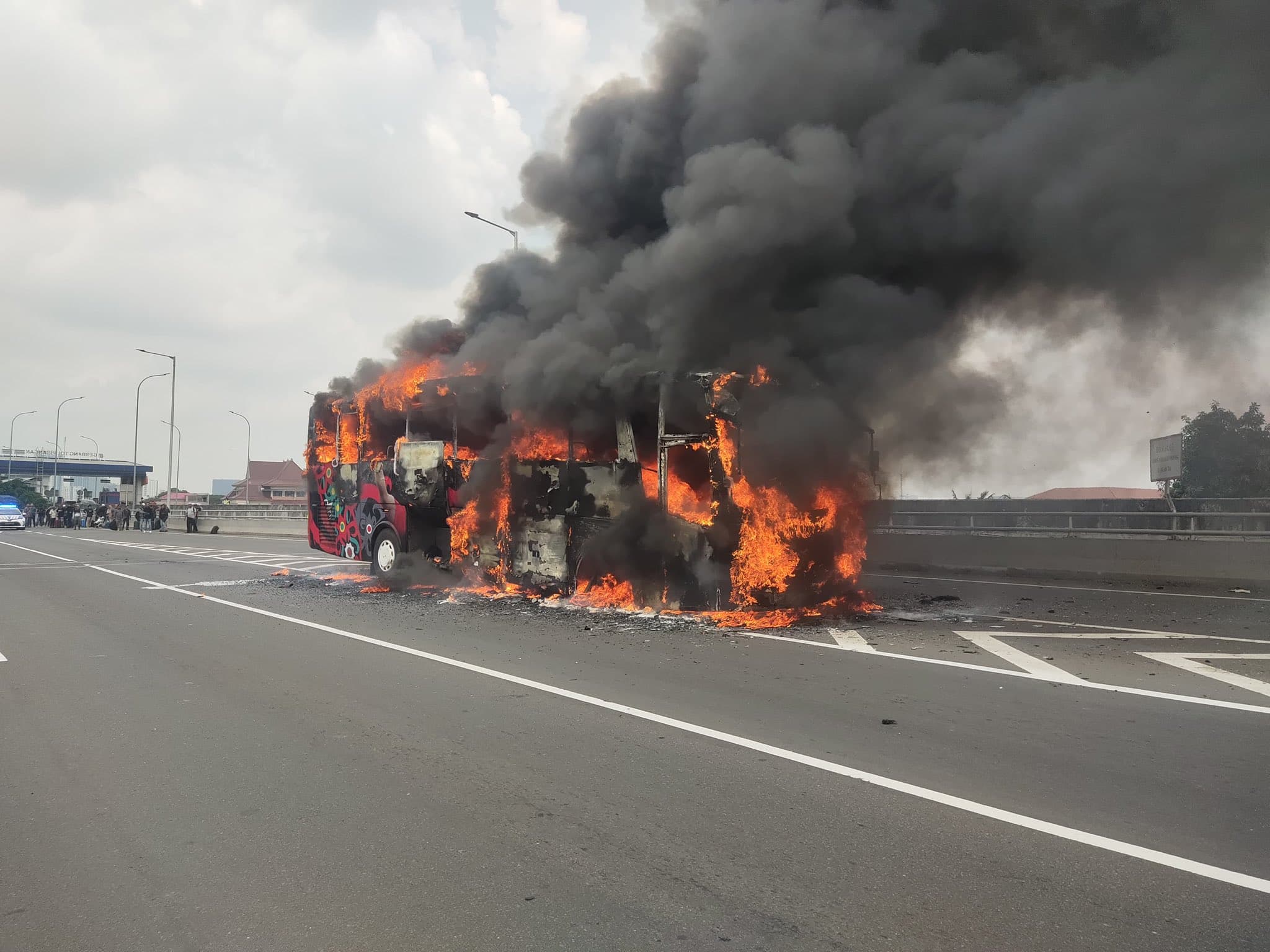Bus Pariwisata Terbakar di Tol Wiyoto Wiyono, 54 Penumpang Selamat dan Rugi Ratusan Juta