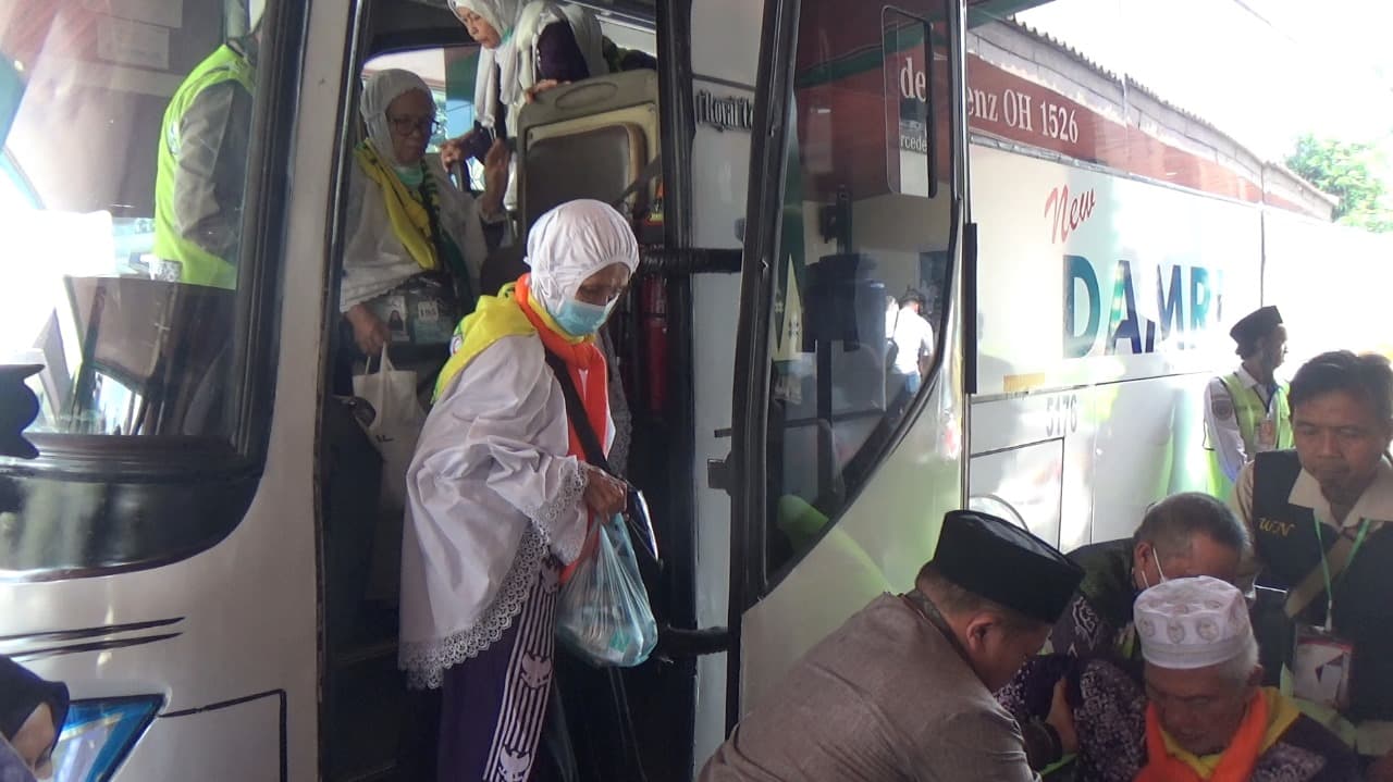 Sebanyak 450 Jemaah Haji Kloter 1 Debarkasi Palembang Kembali ke Tanah Air