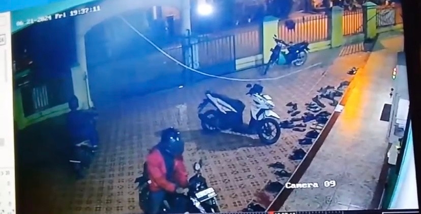 Terekam CCTV, Aksi Pencurian Sepeda Motor Milik Petani Saat Sholat Isya di Masjid Al-Ikhlas Palembang